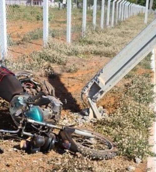 Jovem perde o controle da motocicleta e colide contra poste