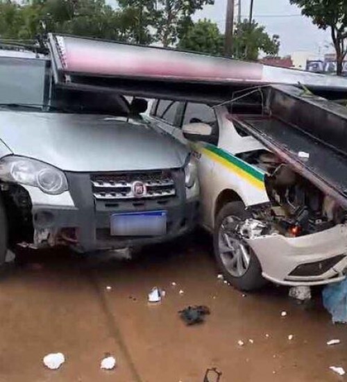 Veículos colidem e destroem placa de publicidade em Alta Floresta