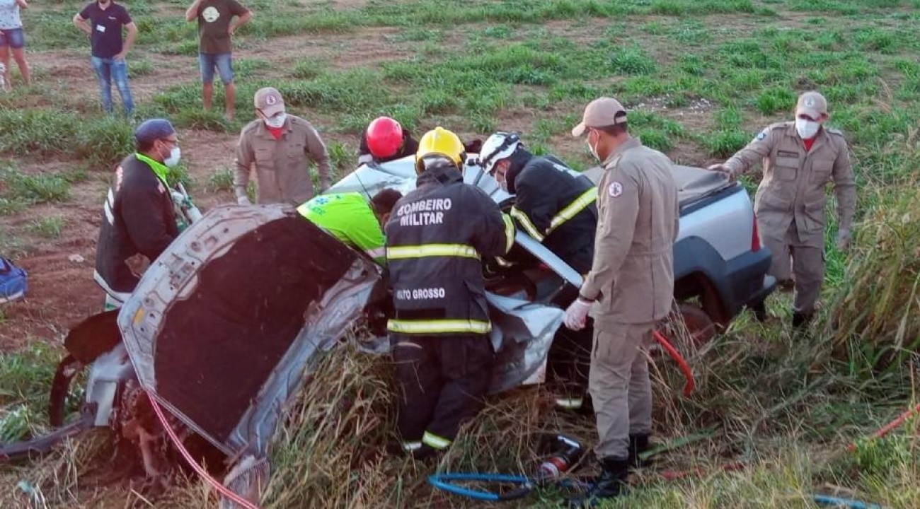 Jovem de 22 anos fica preso às ferragens em colisão entre picape e carreta na BR-163